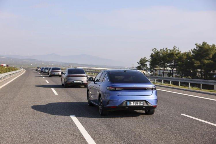 <p>Motor Seçenekleri - Tek motorlu RWD: 218 hp, Çift motorlu AWD: 430 hp, 0–100 km/s Hızlanma - 4,6 – 7,5 saniye arası (versiyona göre), Maksimum Hız - 200 km/s, </p>
