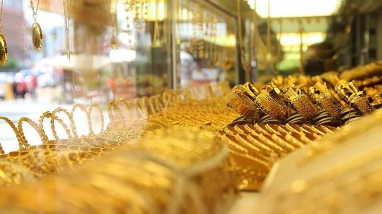 <p>Ardından yatırımcılara şu net uyarıyı yaptı:</p>

<p>“2025, yatırımcının değil sistemin kazandığı bir yıl oldu. Bitti zaten, bir şey kalmadı. 2026 da öyle olacak. O yüzden ‘Altınım var, gümüşüm var’ diye sevinmeyin, umudunuzu sadece oraya bağlamayın. Yine silkeleyecekler. Çok yoğun manipülasyonun olduğu yıllar geliyor.”</p>
