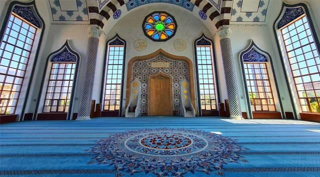 <p><span style="color:#800080"><em><strong>Teksas'ta M&uuml;sl&uuml;man n&uuml;fusu hızla artıyor. Son iki yılda 24 yeni caminin a&ccedil;ıldığı eyalette, toplam cami ve İslami merkez sayısı 330'u aştı. Houston ve DFW b&ouml;lgeleri başta olmak &uuml;zere demografik b&uuml;y&uuml;me araştırmalarla da doğrulanıyor.</strong></em></span></p>
