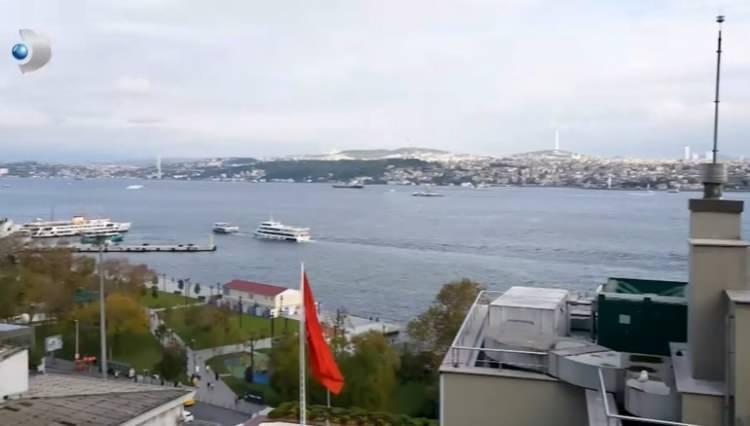 <p><strong>3+1 evinin kentsel dönüşüm nedeniyle geçici yuvası olduğunu söyleyen İnci'nin salonuna adım atar atmaz misafirlerini deniz manzarası karşılıyor.</strong></p>
