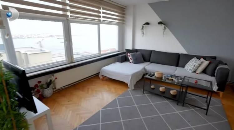 <p><strong>Ünlü oyuncu, İstanbul'u adeta ayaklarının altına seren manzarasıyla dikkat çeken oturma odasını sade bir şekilde dekore etmiş. </strong></p>
