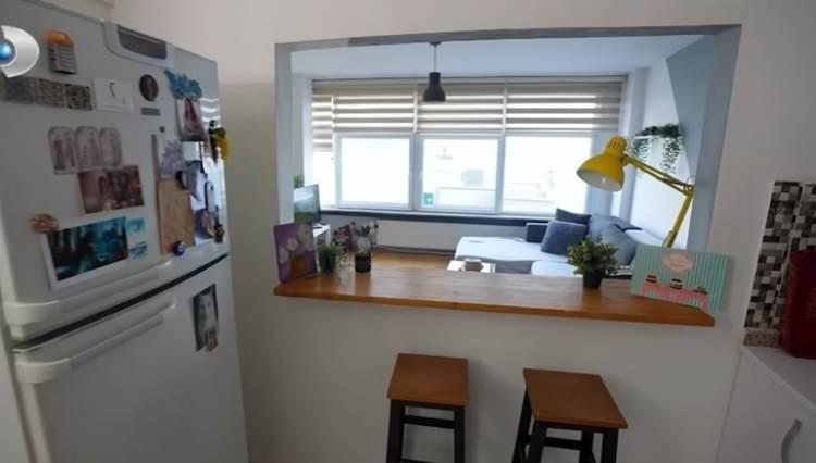 <p><strong>Programın son durağı olan mutfakta ise tamamen beyaz ve siyahın uyumu göze çarpıyor. Mutfağın en dikkat çeken yanı ise salona açılan bölümü. </strong></p>
