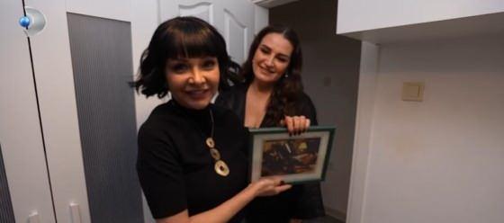 <p><strong>Duvarlarda ise çerçeveler ve fotoğraflar kullanan İnci, Evrim Akın'a anneannesinden kalan anıları paylaşmayı ihmal etmedi.</strong></p>
