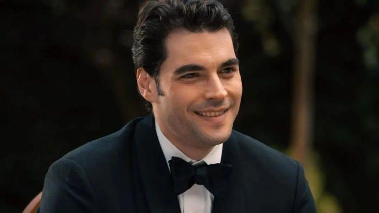 <p>Sendika, <span style="color:#800080"><em><strong>"Mesleğimizi insan olmaksızın yapılır hale getiren, sanatı algoritmalara teslim eden hiçbir yaklaşım Oyuncular Sendikası tarafından tasvip edilmemektedir. Sanat, insan emeğiyle var olur. Yapay zeka, insanın yerine değil, yanında olmalıdır" </strong></em></span>notuyla şu açıklamayı paylaştı:</p>
