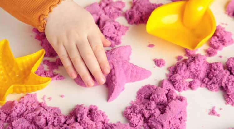 <p><em><strong>Avustralya’da çocukların oynadığı bazı renkli kumlarda ölümcül asbest bulundu. Oyun kumlarında asbest tespit edilmesinin ardından 70 okulda eğitime ara verildi.</strong></em></p>
