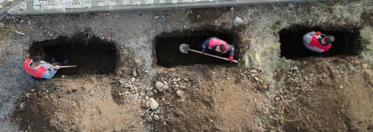 <p><span style="color:#A52A2A"><strong>500 MEZAR KAZILDI</strong></span></p>

<p> </p>

<p>İş makineleri ile kazılan mezarlar, şubede görevli işçiler tarafından kazma ve küreklerle usulüne uygun hale getirildi.<span style="color:#A52A2A"> <em><strong>Böylece kara kış öncesi 500 mezar kazılmış oldu.</strong></em></span></p>
