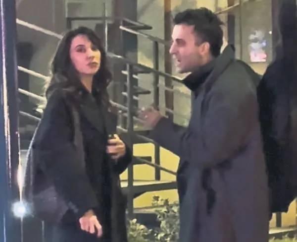 <p>Bir mekan çıkışı yürüyen çift, etraftaki insanlara aldırış etmeden tartışmaya başladı.</p>
