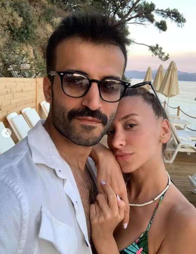 <p>Tartışmanın konusu bilinmezken Ezgi Gergin'in eşi Tulumbacı'ya yüksek sesle <span style="color:#800080"><em><strong>"Bıktım artık senden!"</strong></em></span> diyerek bağırdığı duyuldu.</p>
