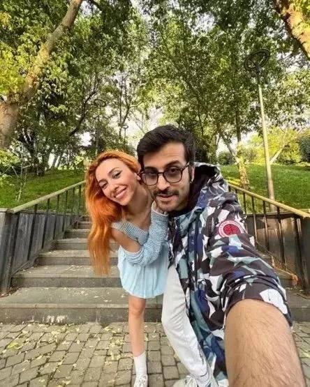 <p>Kameralara yakalandıklarını fark eden çift, hemen el ele tutuşarak gülmeye başladı.</p>
