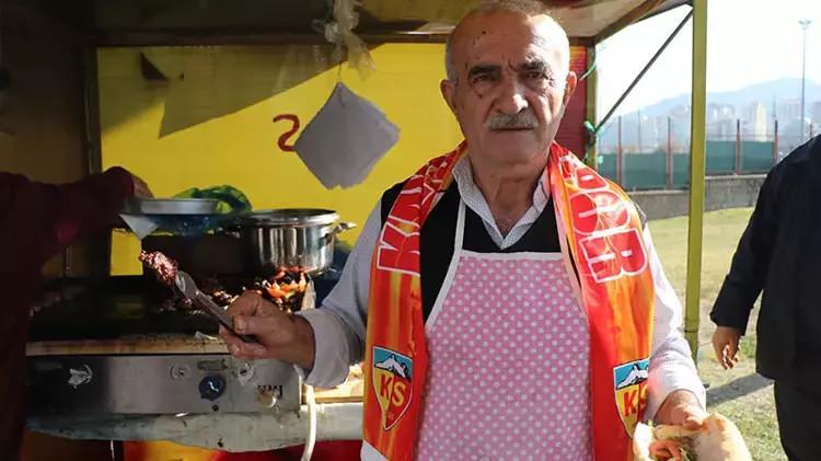 <p>Kayserispor forması ile 1974-1980 yılları arasında futbol oynayan ve 2 sezon da Süper Lig'de forma giyen Recep Mavili (65), bir dönem Fenerbahçe, Beşiktaş ve Galatasaray'a karşı formasını terlettiği takımın maçları öncesi stadyum etrafında köfte ekmek satıyor.</p>
