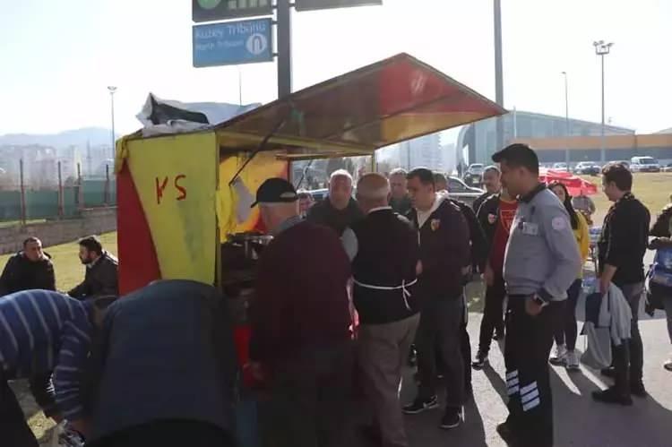 <p>Futbola 1974 yılında Kayserispor alt yapısında başlayan ve doğup büyüdüğü şehrin takımı Kayserispor'da 1978-1980 yıllarında Süper Lig'de forma giyen Recep Mavili ardından da Edirnespor'a transfer oldu. 1981-1983 yıllarında 2 sezon Trakya ekibinde forma giyen Mavili, 1988-1990 sezonunda da Erciyesspor forması giydi. Ardından da Nevşehirspor'a transfer olan Recep Mavili burada futbolu bıraktı. Futbolu bıraktıktan sonra Kayseri'nin ilk seyyar köfte ekmek satıcısı olan babasının mesleğini devam ettirmeye karar veren Mavili, profesyonel düzeyde 6 yıl formasını giydiği Kayserispor'un maçlarına ev sahipliği yapan stadyum çevresinde köfte ekmek satmaya başladı.</p>
