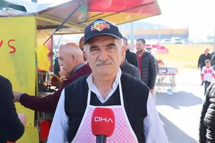 <p>Recep Mavili, "Bizim zamanımızda futbolda para yoktu. Baba mesleğim olan köfteciliği devam ettiriyorum. Allah bana bu mesleği öğreten babamdan razı olsun. Kayserispor'da 1974'te genç takımda oynadım. A takıma kadar yükselip, 6 yıl profesyonel futbol oynadım. Nevşehirspor'da kaptanlık yaptım. Erciyesspor'u profesyonel lige çıkardık. Çocukluktan beri aklım yetti yeteli o gün bugündür Kayserispor'un maçlarına gelir, maç öncesi babama yardım eder, köfte satardım" diye konuştu.</p>
