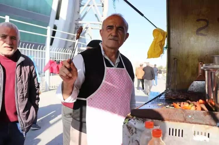 <p><strong>"ZENGİN OLSAM YİNE DE KÖFTE SATARIM"</strong><br />
​</p>
