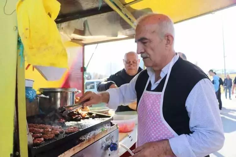 <p>"Her maç öncesi burada köfte ekmek yeriz. Ekip olarak buraya geliriz. Kendimi bildim bileli Kayserispor taraftarıyım. Şehrimizin takımını destekliyoruz. Daha önce Recep ağabeyin Kayserispor'da oynadığını bilmiyordum. Şaşırdım, araştıracağım. Oynadığı yılları da merak ettim açıkçası" diye konuştu.<br />
<br />
<strong>KAYNAK: DHA</strong></p>
