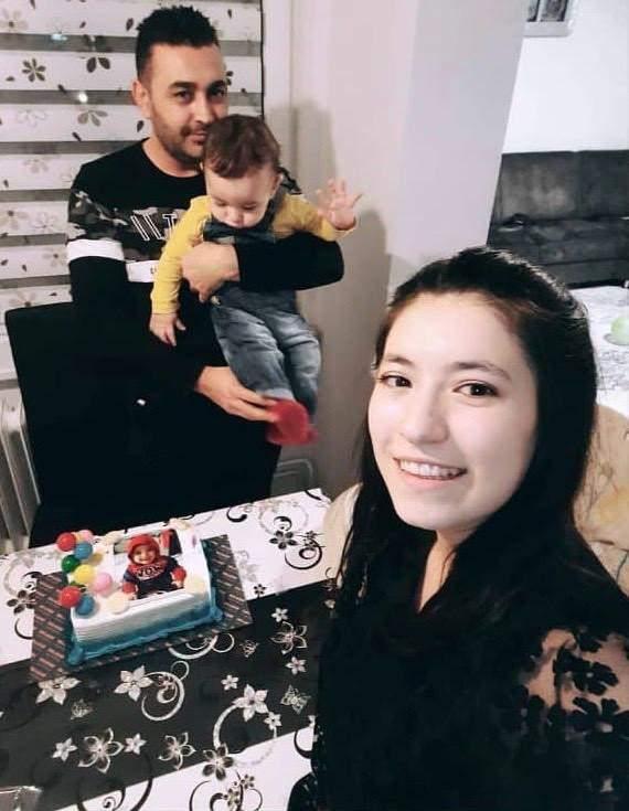 <p><span style="color:#A52A2A"><strong>BÖCEK AİLESİ HASTANEYE KALDIRILDI </strong></span></p>

<p> </p>

<p>İddiaya göre, tatil için Almanya'dan İstanbul'a gelen Servet  (32) ve Çiğdem Böcek (27) çifti ile çocukları Kadir Muhammet (6), Masal (3) Böcek gece saatlerinde rahatsızlanarak hastaneye kaldırıldı.</p>
