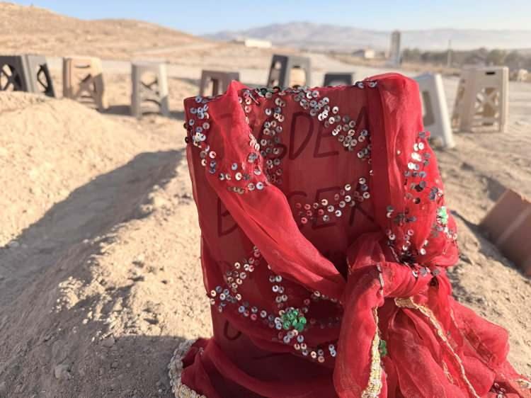 <p>Anne ve 2 çocuğu Bolvadin Asri Mezarlığı'nda yan yana defnedilirken, mezarlıktaki acı görüntü ise görenlerin içini sızlattı.</p>
