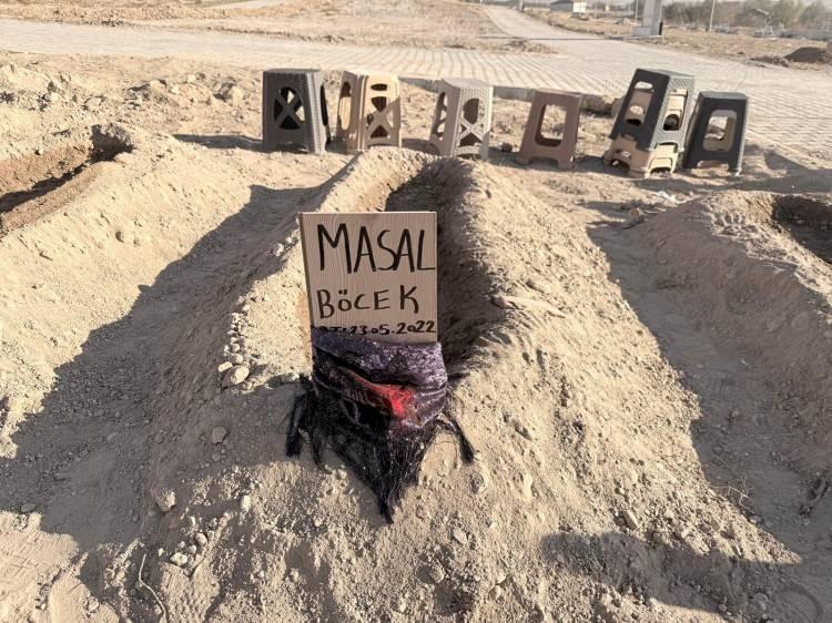 <p><span style="color:#A52A2A"><strong>KAHREDEN DETAY ORTAYA ÇIKTI</strong></span></p>

<p> </p>

<p>Servet Böcek'in dayısı Recep Yılmaz ise cenaze töreninde gazetecilere yaptığı açıklamada olayla ilgili tepkilerini dile getirerek şunları söyledi:  </p>

<p> </p>

<p> </p>

<p><strong>"Olayla ilgili çok üzgünüz, birisi de (baba Servet Böcek) can çekişiyor. Otelde yatıyorlar başka bir şey yediklerini de bilmiyorum. <span style="color:#A52A2A"><em>Servet'in hanımı uyurken kız çocuğuna dokunuyor ve hareket etmediğini fark ediyor. Sonra bakıyor ki ölmüş.</em></span> Ondan sonra otele söylüyorlar ve ambulanslar gelip hastaneye götürüyor. Oğlan çocuğu canlıymış ama o da hastanede vefat ediyor. Annenin (Çiğdem Böcek) bilinci yerindeymiş. Sonra bizim aile üyelerimiz oraya gittiler. Çiğdem eşi ve çocuklarını soruyor ‘iyi' diyorlar. Sonra 2 saat sonra diyorlar ki 'Başınız sağ olsun.' Çiğdem de vefat ediyor. Yeğenim şu anda can çekişiyor. Suçlular cezalandırılsın."</strong></p>
