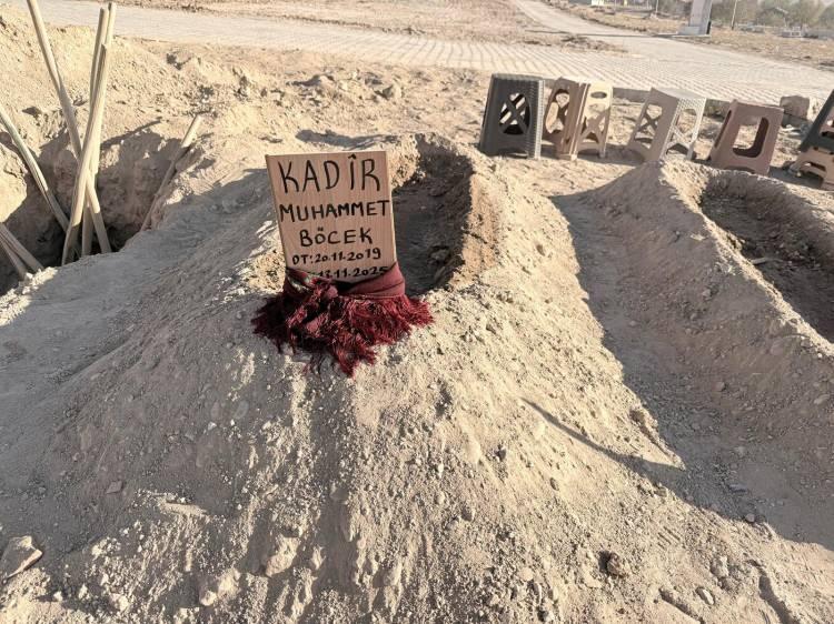 <p><span style="color:#A52A2A"><strong>ÖLÜM NEDENİ TESPİT EDİLEMEDİ </strong></span></p>

<p> </p>

<p>Olayla ilgili açılan adli soruşturma tüm yönleriyle soruşturulurken Adli Tıp Kurumunca ilk inceleme sonucu <em><span style="color:#A52A2A"><strong>hazırlanan raporda 2 çocuğun ve annenin ölüm sebebinin tespit edilemediği,</strong></span></em> ölüm sebebinin tespit edilmesi için kati (son) raporun inceleme sonucunun beklendiği belirtildi.</p>
