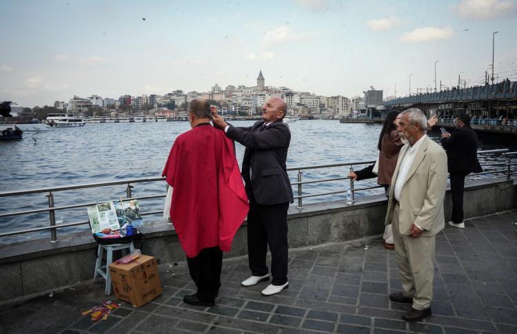 <p><span style="color:#B22222"><strong>“ŞENER ŞEN’İN OYNADIĞI FİLMDEN ETKİLENDİM”</strong></span></p>

<p> </p>

<p>13 ülke 80 şehirde bedava tıraş yaptığını ifade eden ve 30 yıldır işportacılık yapan 70 yaşındaki Sadık Çelikten, <strong><em>"Bedava tıraş yaptığım zaman insanlar çok mutlu oluyorlar. Ufak bir tebessüm insanları mutlu ediyor. Ben de insanları mutlu etmek için bu şekilde bedava tıraş yapıyorum. Tıraş yaptığım insanlardan para almıyoru</em></strong>m.</p>

<p> </p>
