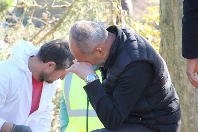 <p>Tekkedere köyü muhtarı Metin Baykal, 2008 yılında 9 yaşındayken kanser hastalığından kaybettiği oğlu Erdinç Baykal’ın mezarı başında gözyaşlarıyla bekledi.</p>
