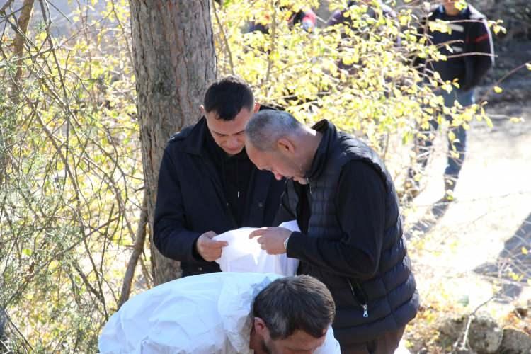 <p>İş makinesiyle kazılıp toprak altından çıkarılan kabirler, belirlenen farklı bir alanda toprağa veriliyor.</p>
