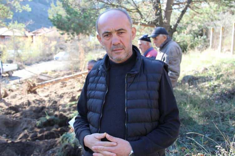 <p><span style="color:#A52A2A"><strong>"DARMADAĞIN OLDUK"</strong></span></p>

<p> </p>

<p>Mezar taşıma sürecinde acılarının tazelendiğini belirten Baykal, <strong>"Aynı acıları, o gün yakının ölünce yaşanan acıları, biz tekraren yaşıyoruz. Köylü olarak yaşıyoruz, kemik arıyoruz, kafatası arıyoruz. Tabii insanlar sadece bakıyor, görüyor ama biz aynı şeyi tekrar yaşıyoruz. <span style="color:#A52A2A"><em>Allah’ım kimseye yaşatmasın.</em></span> Zor bir durum." </strong>dedi.</p>

<p> </p>

<p> </p>
