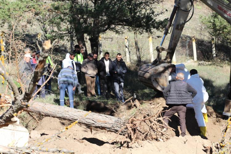 <p>Aynı zamanda, 18 yaşında ölen ağabeyinin de mezarının kazıldığını belirten Baykal, <strong>"2008 yılında kaybettim ben oğlumu. <em><span style="color:#A52A2A">Çocuğumuzu buraya defnettik. Baraj konusu gündemde yoktu, cenazelerimizi buraya defnediyorduk. Buraya oğlumdan sonra 2 cenaze daha defnedildi, daha sonra cenaze defnetmedik.</span></em> Bolu’ya defnediyoruz hep. Darmadağın olduk. Barajdan dolayı biz Bolu’da 50-60 tane cenazemizi defnettik. Mezarlık diye bir yer gösterdiler, oraya taşıyoruz artık." </strong>diye konuştu. </p>

<p> </p>

<p><em><strong>KAYNAK: DHA</strong></em></p>
