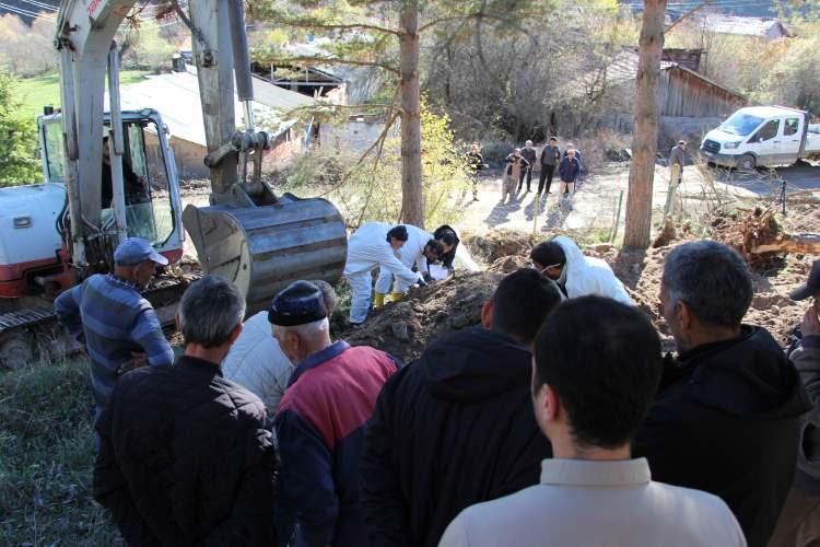 <p><span style="color:#A52A2A"><strong>MEZARLIK SULAR ALTINDA KALACAK </strong></span></p>

<p> </p>

<p>Barajın su tutmasıyla birlikte köyün Devren Mahallesi’ndeki yaklaşık<em><strong> <span style="color:#A52A2A">180 kabrin bulunduğu mezarlık da sular altında kalacak.</span></strong></em><span style="color:#A52A2A"> </span></p>
