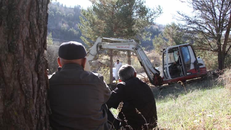 <p><span style="color:#A52A2A"><strong>KÖY HALKI YAKINDAN TAKİP EDİYOR </strong></span></p>

<p> </p>

<p>Köyde yaşayanlar da kaybettikleri yakınlarının kabirlerinin açılıp taşınma sürecini takip ediyor.</p>
