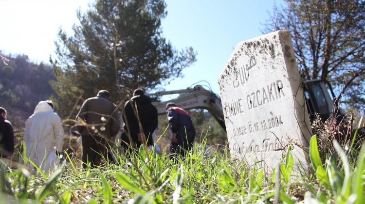 <p>Müteahhit firma tarafından mezarlar, belirlenen başka alana taşınıyor.</p>

<p> </p>
