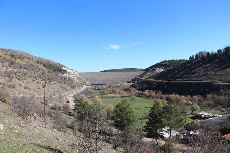 <p>Bu kapsamda, arıtma tesisi de yapılacak. 76,50 metre yüksekliğe sahip barajda, 56 milyon metreküp su tutulması hedefleniyor.</p>
