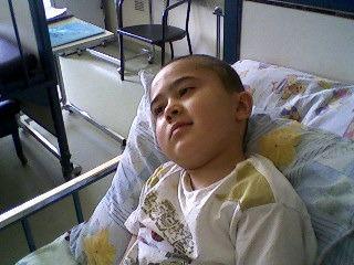 <p>Baykal, oğlunun toprak altından çıkan kemiklerini büyük oğluyla beraber çuvala koydu. </p>

<p> </p>

<p>Kemikler daha sonra yeni mezar alanında toprağa verildi. </p>
