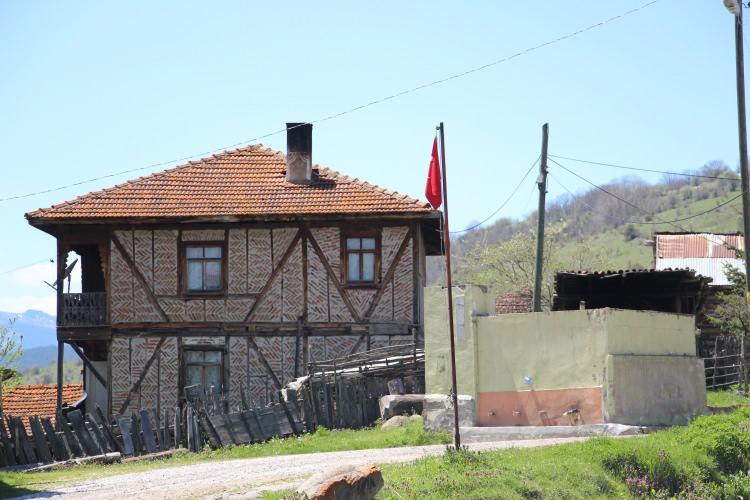 <p>45 hane bulunan köyde yaşayanlar, kendileri için yeni yapılacak köye taşınmayı bekliyor.</p>

<p> </p>

<p>Barajın yakınında yeni bir köy alanı da belirlendi.</p>
