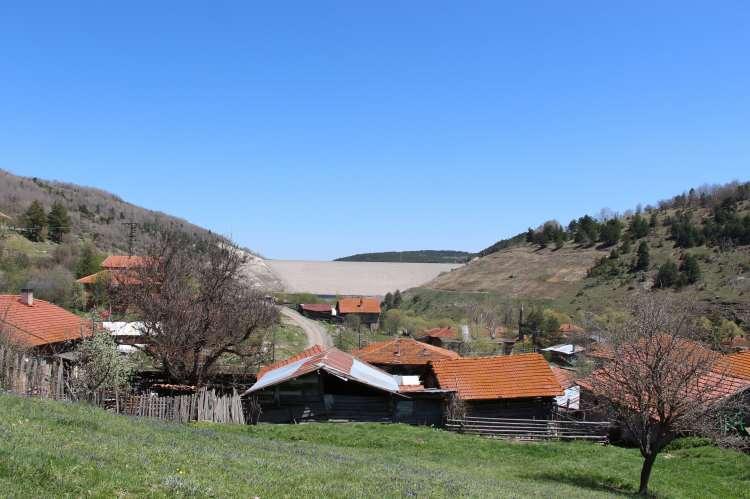 <p><span style="color:#A52A2A"><strong>148 BİN DEKAR ARAZİ SULAR ALTINDA KALACAK</strong></span></p>

<p> </p>

<p>Barajdan alınacak suyla aynı zamanda 148 bin dekar arazinin tarımsal sulanması hedefleniyor. </p>
