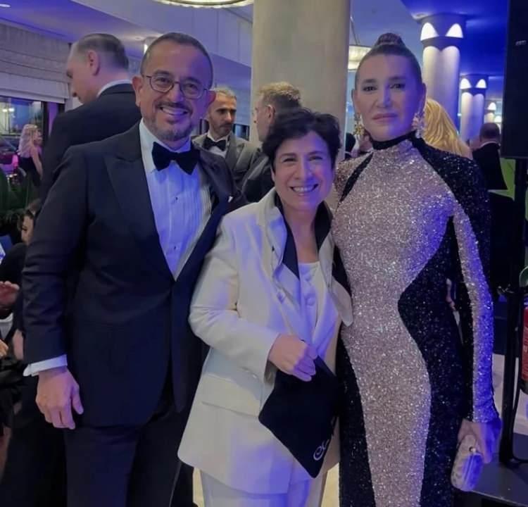 <p>Boşandıkları kamuoyuna duyuran Vuslat Doğan sosyal medya üzerinden yaptığı paylaşımda, <em><strong>"Biz Ayrıldık. 29 yıllık evliliğimizi sonlandırdık. Birlikte yaşamı da kutladık birçok zorluğu da göğüsledik. Pek çok güzel anı biriktirdik. En önemlisi hayırlı, akıllı ve güzel yürekli iki evlat yetiştirdik.</strong></em></p>

<p><em><strong>Son yıllarda ise ilişkimizde sıkıntılar yaşamaya başladık. Sanki birimiz kıştayken diğerimiz yazdaydı...Çok çabalasak da aynı mevsimde buluşamıyorduk. Derken bir akşam ailecek bindiğimiz teknemiz kayalara oturdu. Dualarla başlayan, iyileşme azmi ve çabasıyla devam eden zor bir sürece girdik.</strong></em></p>
