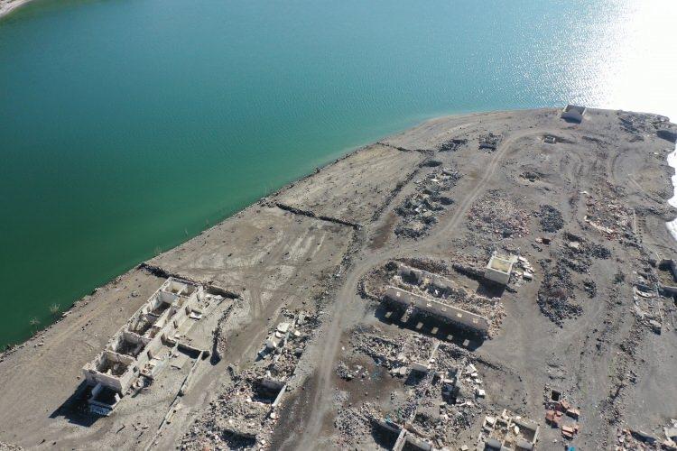 <p>Kars<span style="color:rgb(67, 67, 67)">-Erzurum kara yolu üzerinde bulunan köyde görünür hale gelen yapılar dronla havadan görüntülendi.</span></p>
