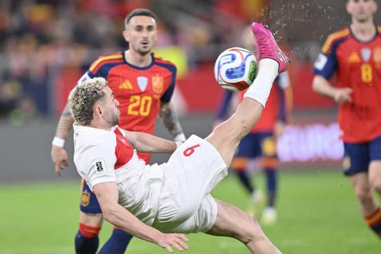 <p>"Luis de la Fuente'nin takımı son eleme maçında sadece 2-2 berabere kalabildi. Deniz Gül ve Salih Özcan'ın golleriyle Dani Olmo'nun golünü engelleyen Oyarzabal, beraberlik golünü kaydetti."</p>
