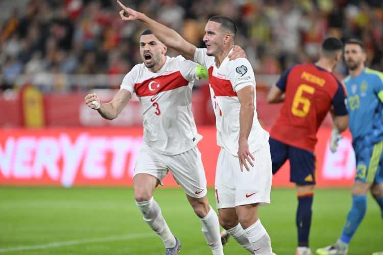 <p>"İspanya, Dünya Kupası'na Türkiye beraberliğiyle katılarak İtalya'nın tarihin en uzun yenilmezlik serisi rekorunu (31 maç) yakaladı. Yıldız oyuncularından yoksun olmasına rağmen Türkiye, kısa bir süreliğine öne geçti."</p>
