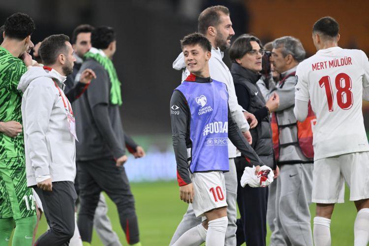 <p>"İspanya, Sevilla'da kazanabilecekken Türkiye ile berabere kalarak en kötü maçında gruptan çıkmayı garantiledi. Sevilla'da soğuk bir gecede, gerçek bir atmosferden ve rekabetten yoksun bir ortamda İspanya, 2026 Dünya Kupası'na katılmaya hak kazandı. Takımın bu aşamadaki en kötü maçı, zorlayan Türkiye ile berabere kalmasıyla sonuçlandı."</p>
