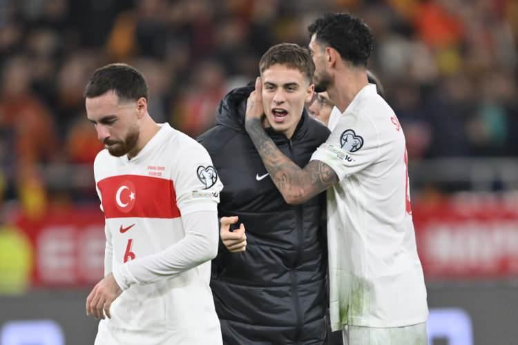 <p>"İspanya, Dünya Kupası'ndaki yerini hiçbir sorun yaşamadan ve yeni bir rekorla garantiledi. Salı günü Türkiye ile berabere kalarak yükümlülüklerini yerine getiren İspanya, gelecek yaz Amerika Birleşik Devletleri, Meksika ve Kanada'da küresel taht iddiasını güçlendiren neredeyse kusursuz bir grup aşaması geçirdi . Ayrıca, Roberto Mancini'nin İtalya'sının 2018 ve 2021 yılları arasında elde ettiği 31 resmi maçlık yenilgisiz rekorunu da egale etti."</p>
