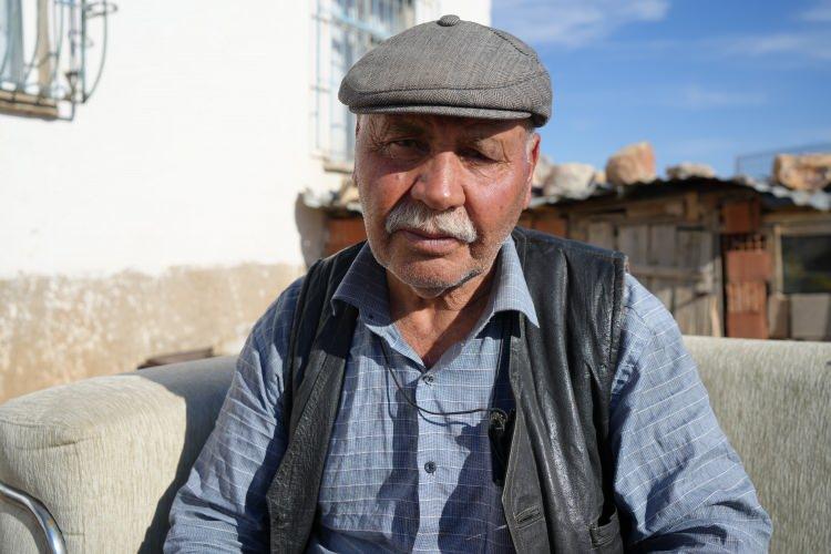 <p><span style="color:#A52A2A"><strong>"HERKESİN CİĞERİNİN PATLADIĞINI SÖYLEDİLER"</strong></span></p>

<p> </p>

<p>Patlamada yakınlarını kaybeden 80 yaşındaki Selahattin Erden ise, <strong>"12'nci ayın 24'üydü, kar ve kış vardı. Nişana gittiğimizde elektrikler kesildi. Elektrikler gidince gaz lambasını yakmak için çakmağı çakınca tüpten boşalan gaz patlamış. 'Beni kurtarın, ben ölüyorum' diyen hiç olmadı. Bir anda 'güm' dedi, <span style="color:#A52A2A"><em>herkesin ciğerinin patladığını söylediler. </em></span>Kapıyı kırdım, sağ ayağımı içeri attım. Bir gocuğum vardı, onu da başıma bürüdüm ama fazla ilerleyemedim.<em><span style="color:#A52A2A"> İki baldızım ve iki kızım yandı.</span></em> Hanım gitmemişti, 3 kızım gitmişti. Teyzesi, kızlarımdan birine 'Çocuklara bak' demiş. O dışarı çıktığı anda tüp patlamış. O şekilde kurtulmuş. İki kızım da yandı. Birinin adı Fadime, diğerinin adı Sibel'di. Devlet geldi ama yol kapalıydı. Hacelobası köyüne kadar gelmişler, buraya yol donduğu için gelememişler. Kar vardı, yollar buz tutmuştu. Mezarlarını kendim kazıdım, kendim defnettim. Çoğu mezar kepçeyle açıldı ama ben kendim kazdım. Çocuklarla birlikte 97 kişi vefat etmişti." </strong>diye konuştu.</p>

<p> </p>

<p><span style="color:#A52A2A"><em><strong>Kaynak: İHA</strong></em></span></p>
