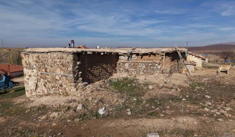 <p><span style="color:rgb(165, 42, 42)"><strong>LPG TÜPÜ PATLADI </strong></span></p>

<p> </p>

<p>Elektriklerin kesik olduğu soğuk bir kış akşamında, kadın ve çocukların bulunduğu üç odalı bir evde<strong><em> <span style="color:rgb(165, 42, 42)">LPG tüpünün infilak etmesiyle köy büyük bir felakete sürüklendi.</span></em></strong></p>
