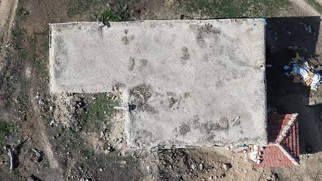 <p><span style="color:#A52A2A"><strong>ÇOCUKLARININ MEZARINI KENDİ ELLERİYLE KAZDI </strong></span></p>

<p> </p>

<p>80 yaşındaki Selahattin Erden ise <span style="color:#A52A2A"><em><strong>13 yaşındaki Fadime ve 8 yaşındaki Sibel isimli iki kızını kaybetti.</strong></em></span></p>

<p> </p>

<p>Erden, kızlarının mezarını kendi elleriyle kazıp toprağa verdi.</p>
