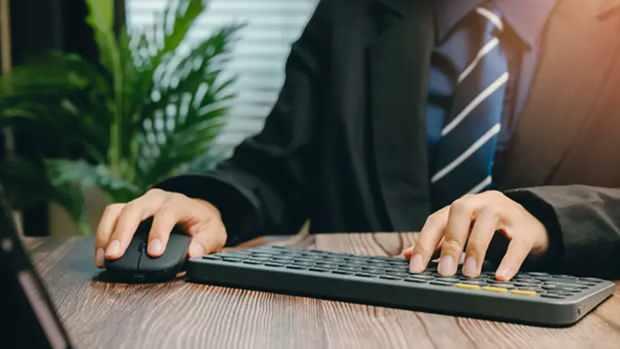 <p><span style="color:#FF0000"><strong>15 BİN ÖĞRETMEN ATAMASI TERCİH BAŞVURUSU NE ZAMAN?</strong></span></p>

<p> </p>

<p>15 bin sözleşmeli öğretmen ataması için tercih başvuruları 17-21 Kasım'da alınacağı resmen açıklandı.</p>

<p> </p>

<p>Tercih başvuruları, e-Devlet kullanıcı adı ve şifresiyle internetten yapılacak.</p>

<p> </p>

<p>Tercih başvuruları bugün (17 Kasım 2025) MEB duyurusunun ardından başlayacak.</p>

<p> </p>

<p>Aşağıdaki e-Devlet ekranından başvurularınızı yapabilirsiniz..</p>

<p> </p>

<p><strong><a href="https://giris.turkiye.gov.tr/Giris/gir?oauthClientId=947e3170-a5fb-11e4-bcd8-0800200c9a66&continue=https%3A%2F%2Fgiris.turkiye.gov.tr%2FOAuth2AuthorizationServer%2FAuthorizationController%3Fresponse_type%3Dcode%26client_id%3D947e3170-a5fb-11e4-bcd8-0800200c9a66%26state%3Dtest%26scope%3DAd-Soyad%26redirect_uri%3Dhttps%253A%252F%252Fmebbisyd.meb.gov.tr%252Fedevletlogin.aspx"><span style="color:#0000FF">E-DEVLET 15 BİN ÖĞRETMEN ATAMASI BAŞVURU EKRANI </span></a></strong><br />
 </p>
