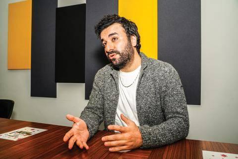 <p><span style="color:#800080"><em><strong>"İki yıl önce Konuşanlar'a katılan bir konuğumuzu Hz. İsa'ya benzettiğim şakadan ötürü sosyal medyada yaşanan tartışmayı üzüntüyle takip etmekteyim. Yapılan şakanın ve kullandığım ifadelerin hiçbir şekilde herhangi bir inanç ya da kutsal değerle alay etme amacı taşımadığını özellikle belirtmek isterim. Tüm inançlara, değerlere ve görüşlere saygı; benim, ekibimizin ve programımızın temel prensibidir. Benzer bir yanlış anlaşılmanın tekrar etmemesi için gereken özeni göstereceğimi ve yayın içeriklerimizi bu doğrultuda daha dikkatli değerlendireceğimizi kamuoyuna ifade eder, söz konusu hadisenin yarattığı rahatsızlık için samimi bir şekilde özür dilerim."</strong></em></span></p>
