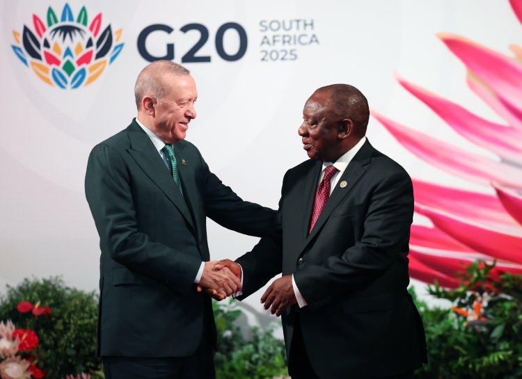 <p><span style="color:rgb(67, 67, 67)">Ramaphosa ve&nbsp;</span>Erdoğan<span style="color:rgb(67, 67, 67)">, tokalaşarak hatıra fotoğrafı &ccedil;ektirdi.</span></p>

