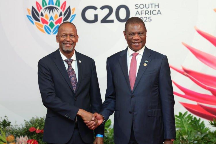 <p><span style="color:rgb(67, 67, 67)">G&uuml;ney Afrika'nın Johannesburg kentinde d&uuml;zenlenen G20 Liderler Zirvesi a&ccedil;ılış t&ouml;reni &ouml;ncesi G&uuml;ney Afrika Cumhurbaşkanı Yardımcısı Paul Mashatile (sağda), katılımcıları karşıladı.</span></p>
