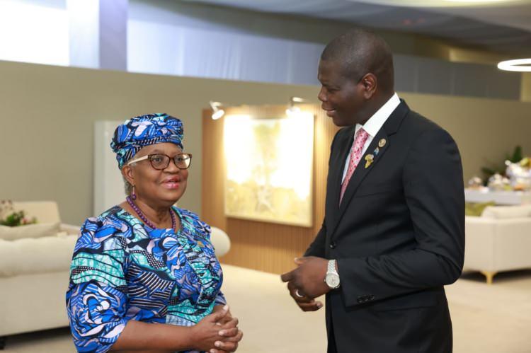 <p><span style="color:rgb(67, 67, 67)">&nbsp;G&uuml;ney Afrika Cumhurbaşkanı Yardımcısı Paul Mashatile (sağda), D&uuml;nya Ticaret &Ouml;rg&uuml;t&uuml; Genel Direkt&ouml;r&uuml; Ngozi Okonjo-Iweala'yı (solda) karşıladı.</span></p>
