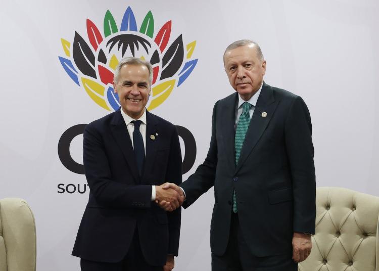 <p><span style="color:#B22222"><strong>KANADA BAŞBAKANI İLE GÖRÜŞTÜ</strong></span></p>

<p>Cumhurbaşkanı Recep Tayyip Erdoğan, Güney Afrika'nın Johannesburg kentinde düzenlenen G20 Liderler Zirvesi kapsamında Kanada Başbakanı Mark Joseph Carney’i kabul etti.</p>

<p> </p>
