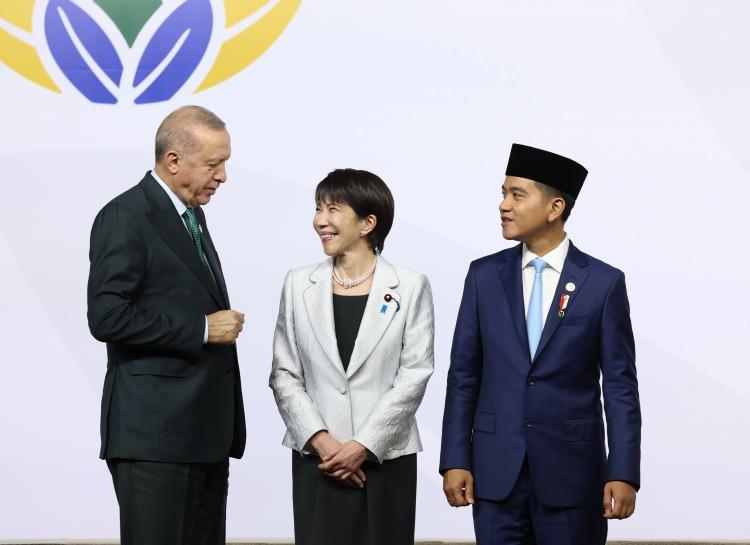 <p>Cumhurbaşkanı Erdoğan, aile fotoğrafında yanında bulunan Japonya Başbakanı Sanae Takaichi ve Endonezya Cumhurbaşkanı Yardımcısı Gibran Rakabuming Raka ile bir süre sohbet etti.</p>
